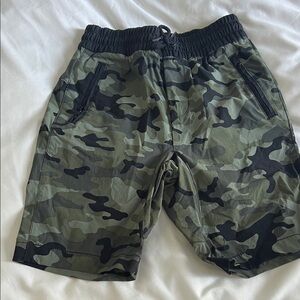 GAP Kids Green Camouflage Shorts size mediuml